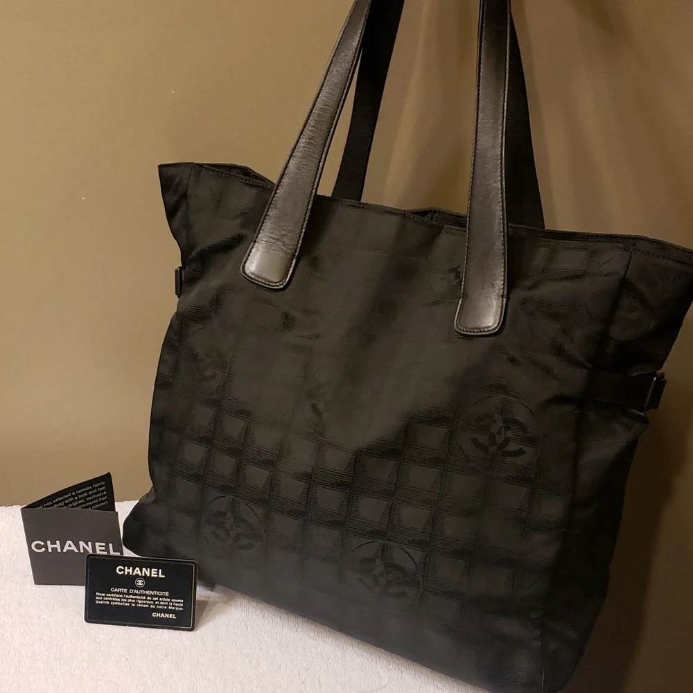 Chanel tote - Picture 3 of 17